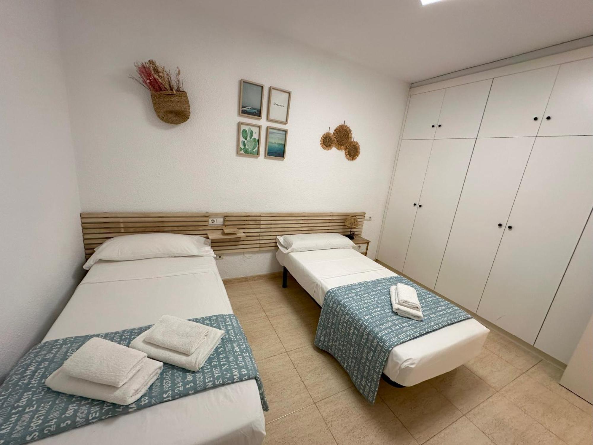 Alicante Beach And Center Exterior photo