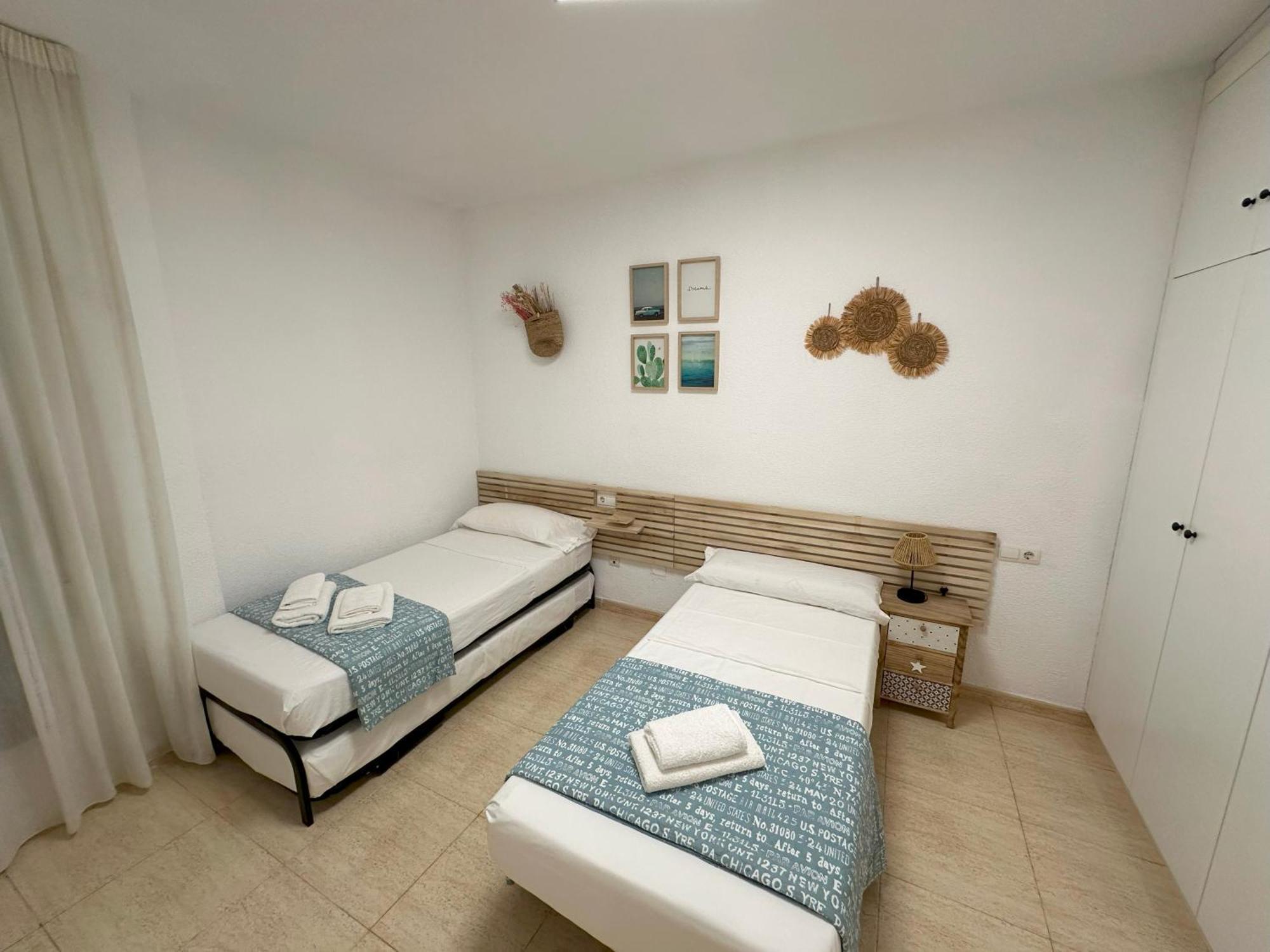 Alicante Beach And Center Exterior photo