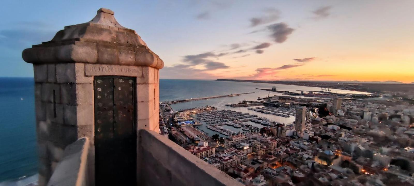 Alicante Beach And Center Exterior photo